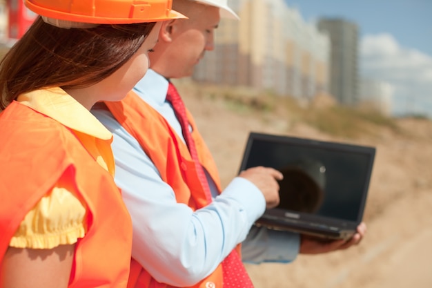 architects-works-front-building-site_1398-1736 architects-works-front-building-site_1398-1736