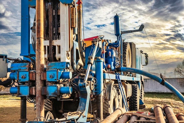 drilling-rig-closeup-is-drilling-well-against-background-cloudy-sky-deep-hole-drilling-geological-exploration-work-mineral-exploration-extraction-gas-oil_331695-8025 drilling-rig-closeup-is-drilling-well-against-background-cloudy-sky-deep-hole-drilling-geological-exploration-work-mineral-exploration-extraction-gas-oil_331695-8025