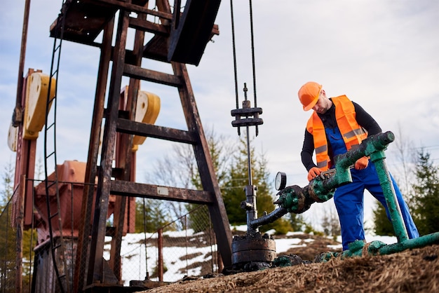 oil-worker-orange-uniform-helmet-working-with-pipe-wrench-near-oil-pump-jack_651396-2146 oil-worker-orange-uniform-helmet-working-with-pipe-wrench-near-oil-pump-jack_651396-2146