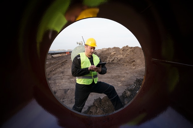 shot-oilfield-worker-checking-quality-gas-pipes-construction-site_342744-363 shot-oilfield-worker-checking-quality-gas-pipes-construction-site_342744-363