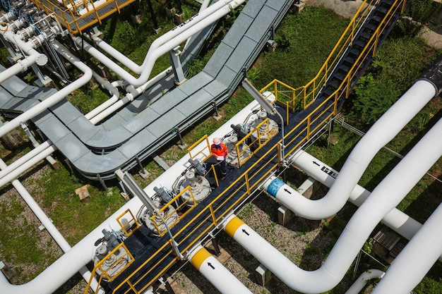 top-view-male-worker-inspection-valve-visual-check-record-pipeline-oil-gas_478515-7528 top-view-male-worker-inspection-valve-visual-check-record-pipeline-oil-gas_478515-7528
